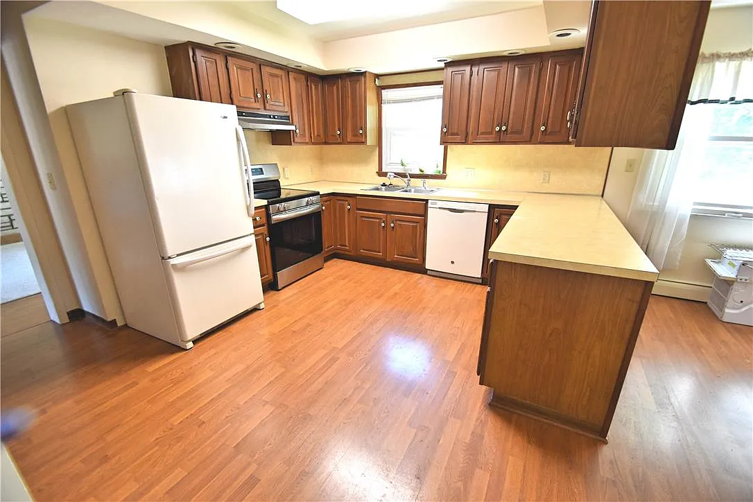 4 bed, 2.5 bath, 2407 sqft, $2,400 — Photo 4