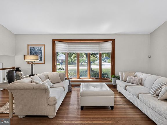 5th image of 909 Warfield Ln