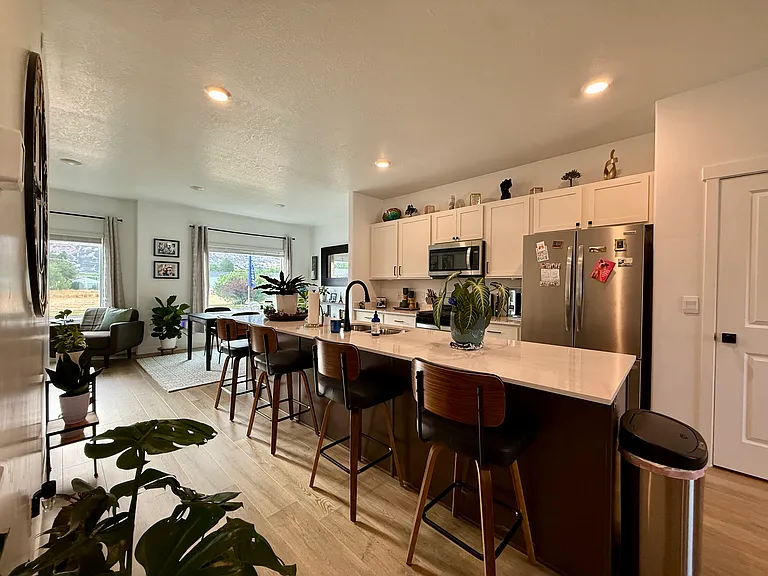 Kitchen w/island
