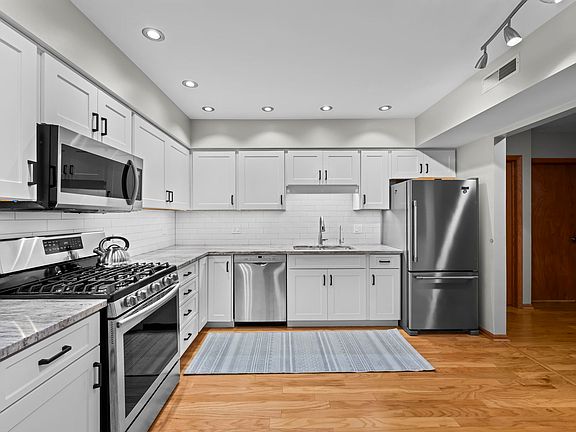 3rd image of 5360 N Lowell Ave APT 511