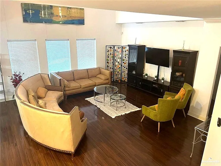 3405 San Roman St — Photo 2