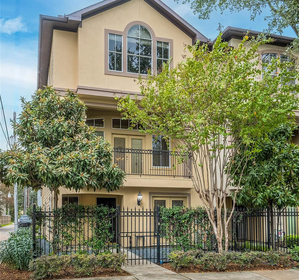 3 bed, 3.5 bath, 2352 sqft, $3,200 — Photo 3