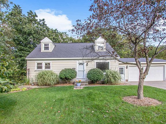 2nd image of 1760 Woodgate Dr SE
