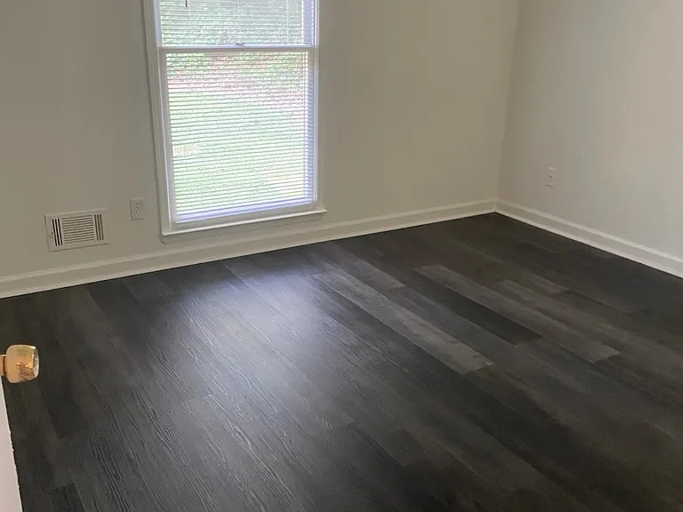 2020 Oakwood Dr #2020 — Photo 5