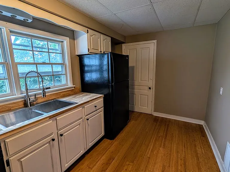 229 W Sycamore St — Photo 5