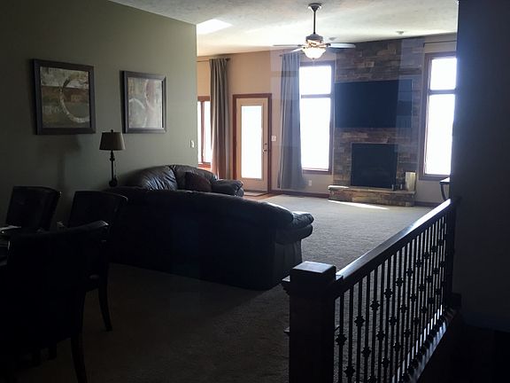 3rd image of 3907 Meadow Way Trl