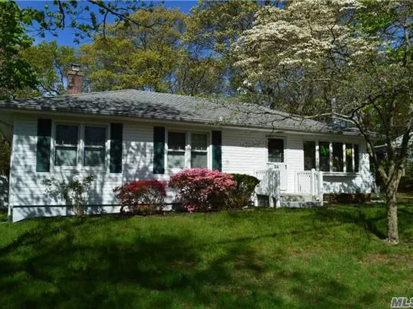 24 Leeds Blvd, Farmingville, NY 11738