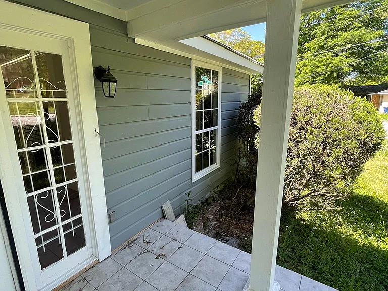 2110 Larchwood Rd SW — Photo 7