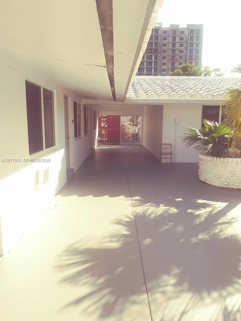 Hollywood Little Ranches — Photo 1
