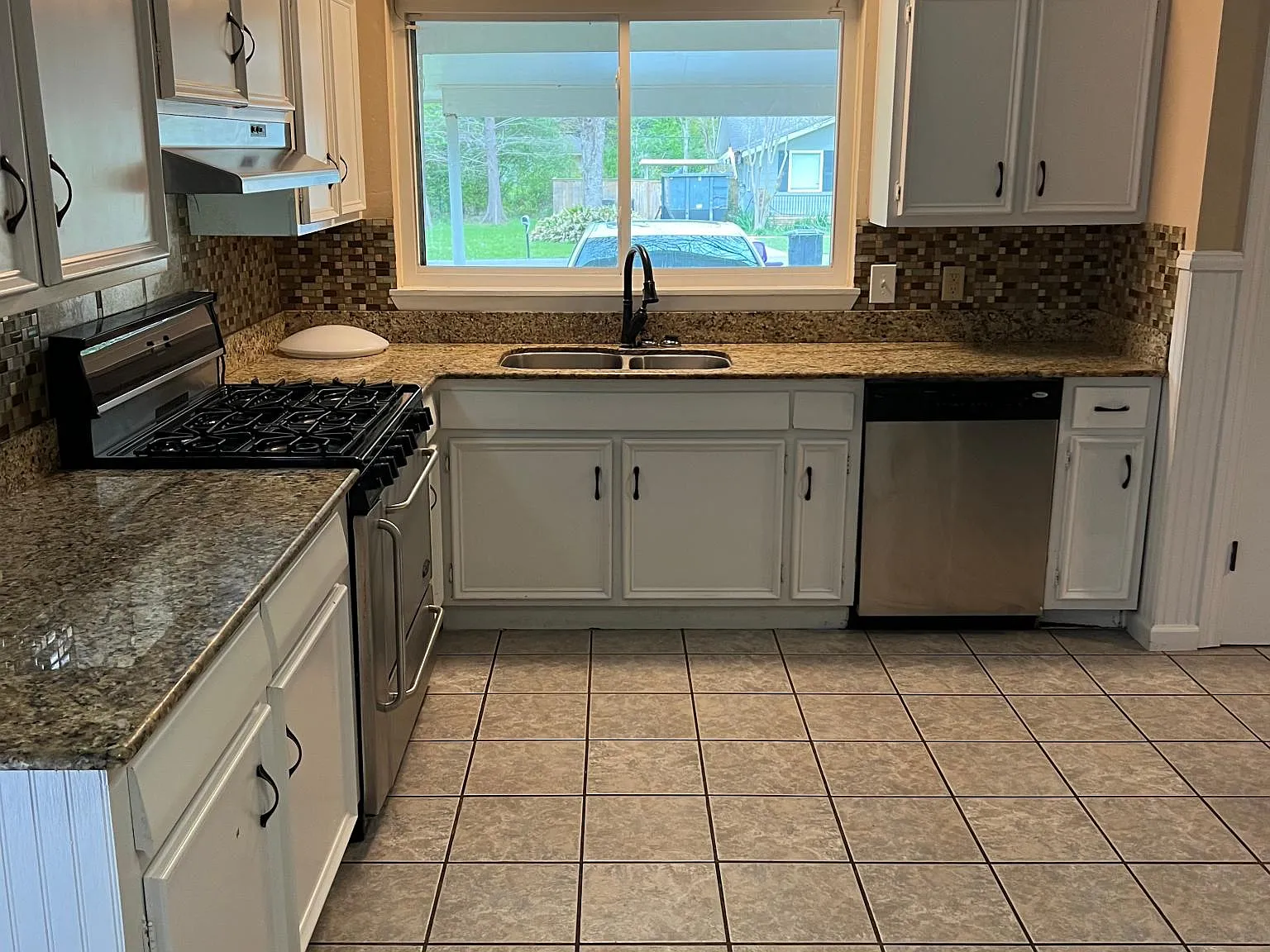4 bed, 2.5 bath, 2148 sqft, $1,975 — Photo 2