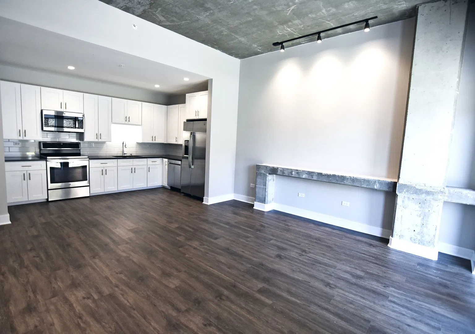 2 bed, 2.0 bath, 1140 sqft, $3,950 — Photo 3