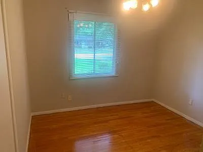 1411 Greenbrier Dr — Photo 10