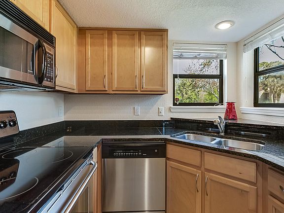 4th image of 914 Shoreline Cir