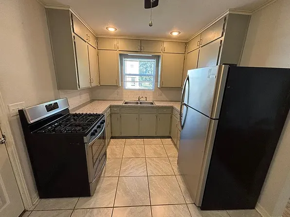 995 W Hickory St, Fayetteville, AR 72703