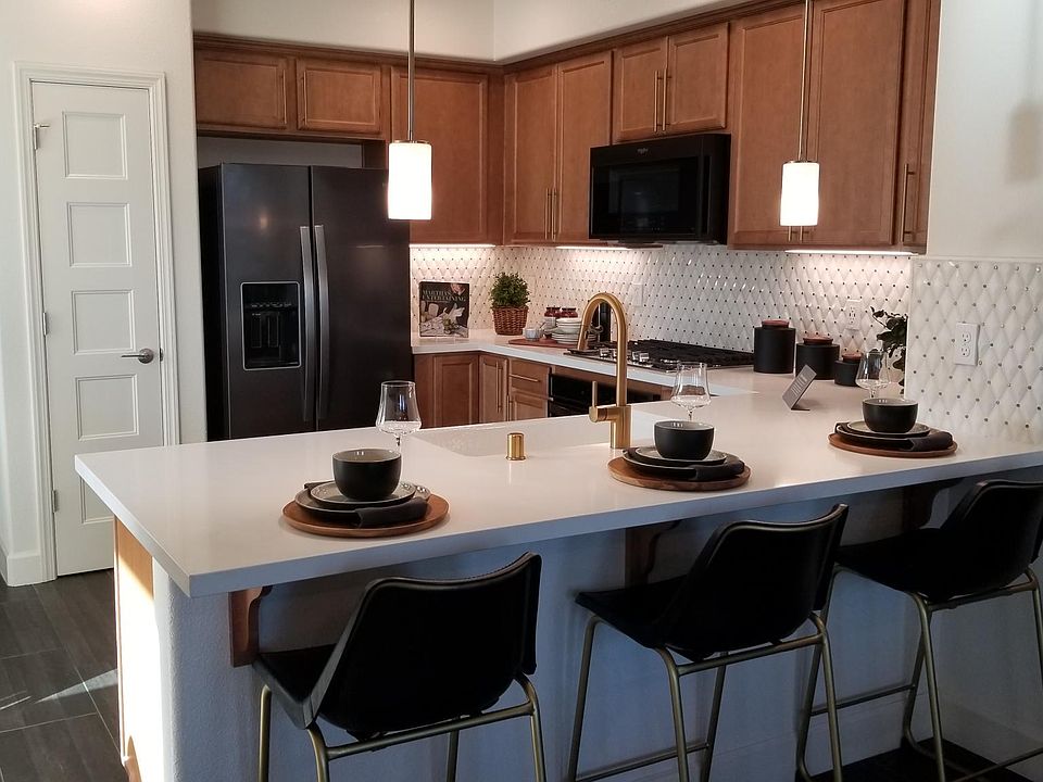 1st image of 157 Llano De Los Robles Ave #1