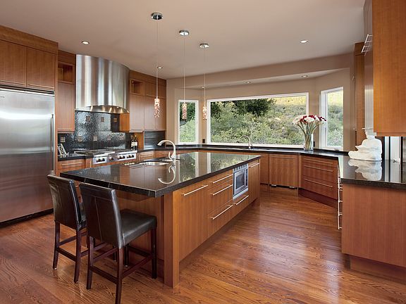 3rd image of 919 Park Ln