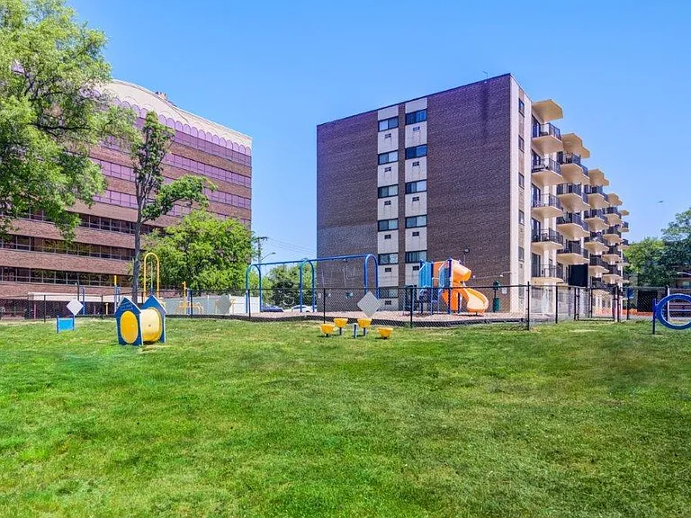 Lexington House Apartment Homes — Photo 17