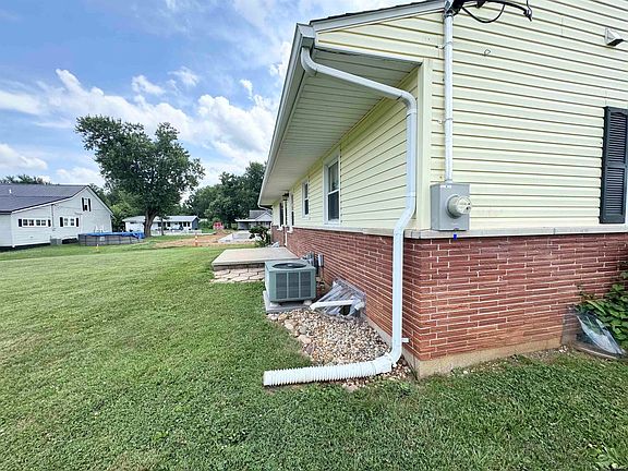 3rd image of 586 S 4th St
