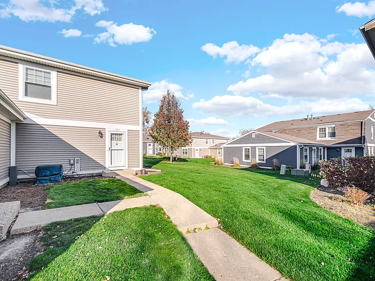 315 Farmingdale Cir — Photo 1