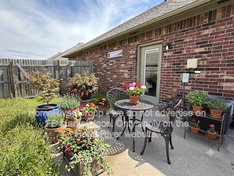 919 SW 92nd St — Photo 8