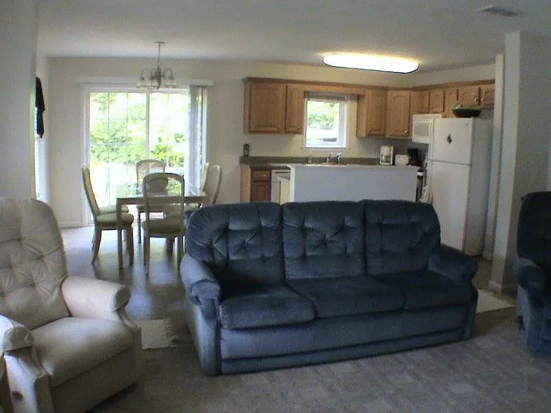 3 bed, 1300 sqft, $2,160 — Photo 3