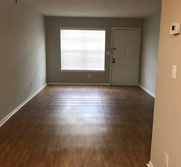 Essex Square Apartments — Photo 7