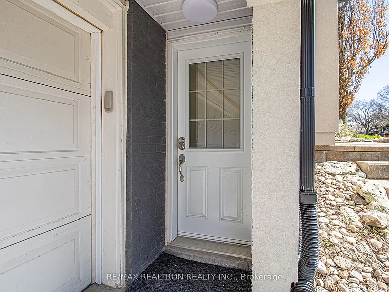 96 Southdale Dr #LOWER — Photo 2