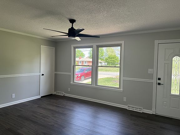 4th image of 158 E Regent Dr