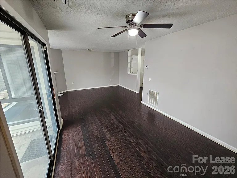 4811 Spring Lake Dr #E — Photo 6