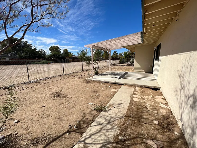 320 Palm Dr — Photo 12