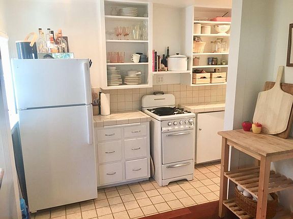 Kitchen with microwave and Air fryer