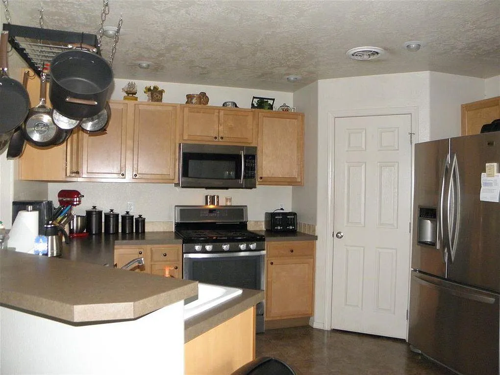 4 bed, 2.5 bath, 2113 sqft, $2,850 — Photo 2