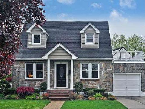 1st image of 11 Maple Dr W