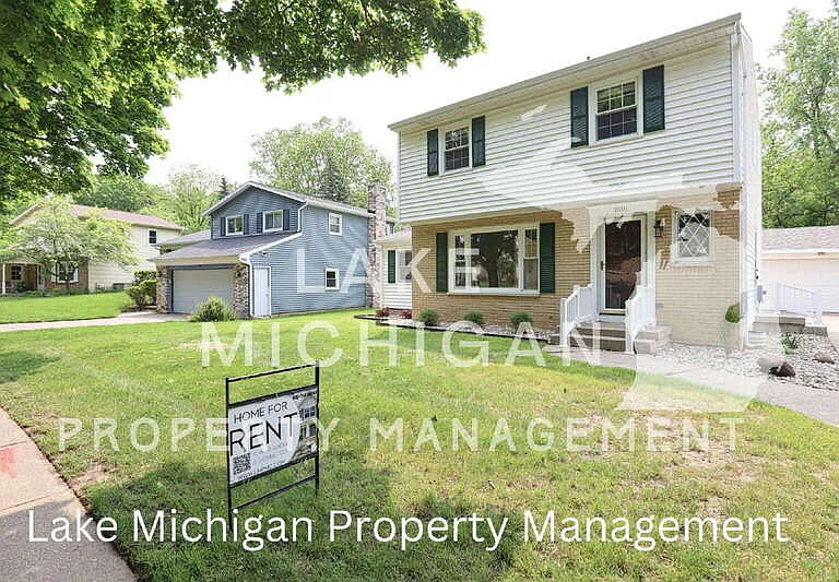 1010 N Hampton Dr NE — Photo 1