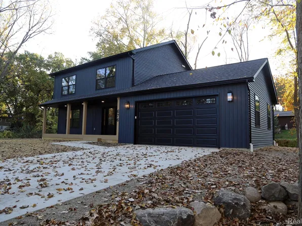 676 Pontiac Dr, Lake Orion, MI 48362