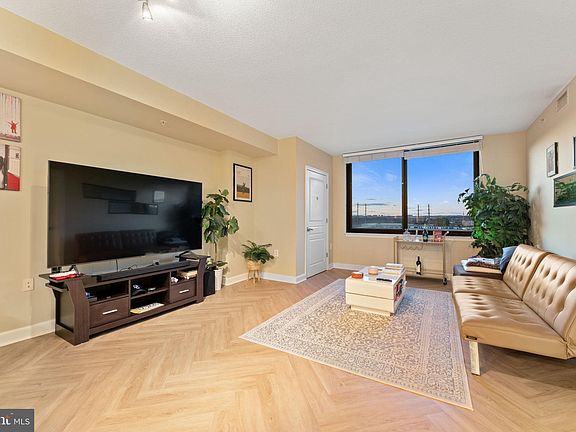 5th image of 2451 Midtown Ave APT 924