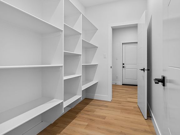 4th image of 318 Elliott Wynd