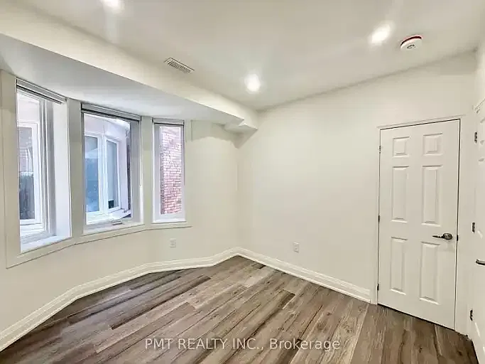 8 Rusholme Park Cres — Photo 4