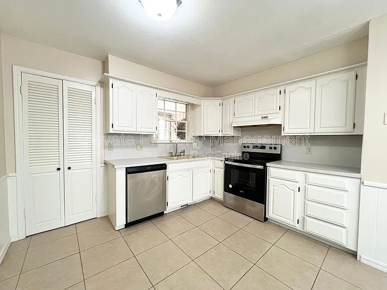4225 NW 51st St — Photo 2