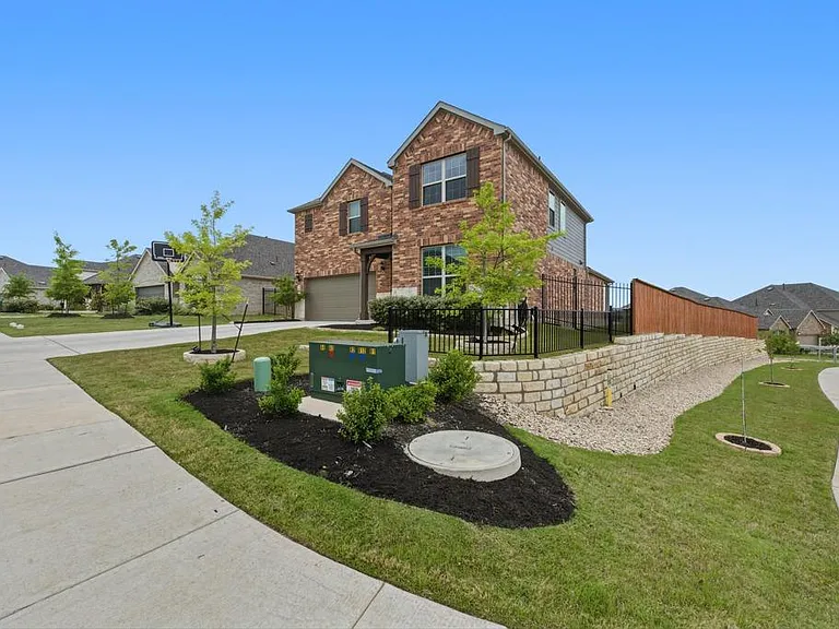6700 Cliff Rose Dr — Photo 2