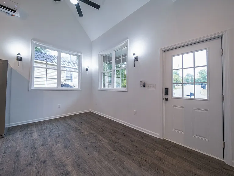824 Chandler Ave — Photo 5