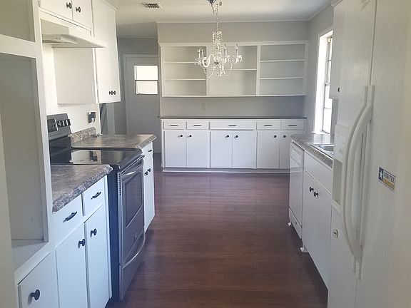 Galley kitchen w/brkft nook