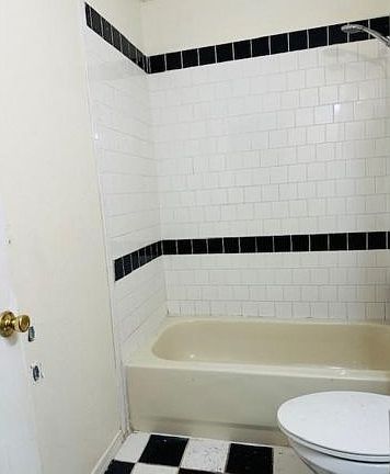 3rd image of 937 32nd St