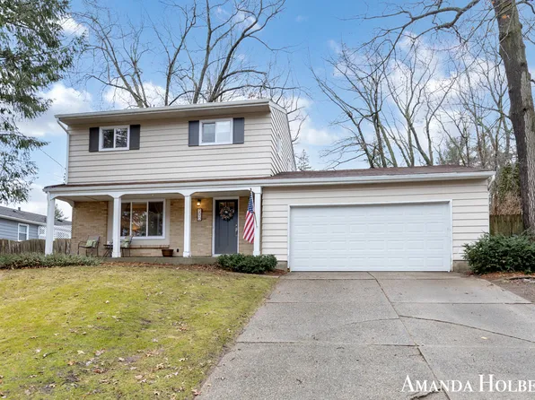 290 Lantern Dr NW, Comstock Park, MI 49321