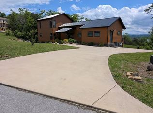 832 Clear Sail Way, Dandridge, TN 37725
