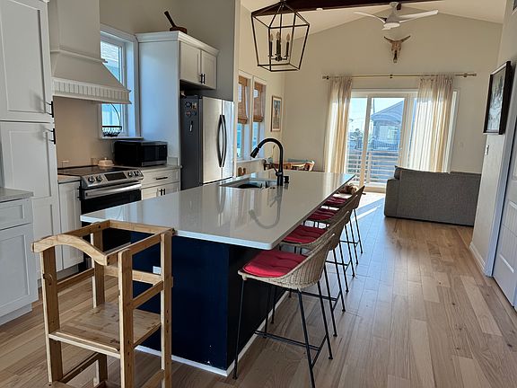 5th image of 209 Nautilus St