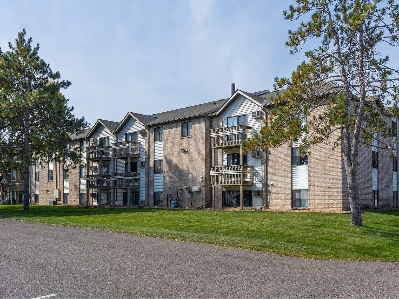 Norway Pines Apartments — Photo 1