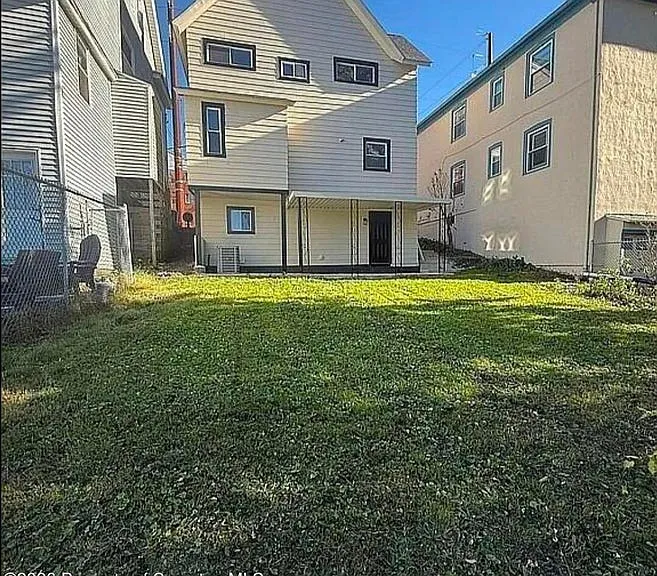 1105 Quincy Ave — Photo 8