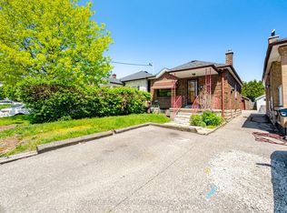 63 Chamberlain Ave, Toronto, ON M6E4J9