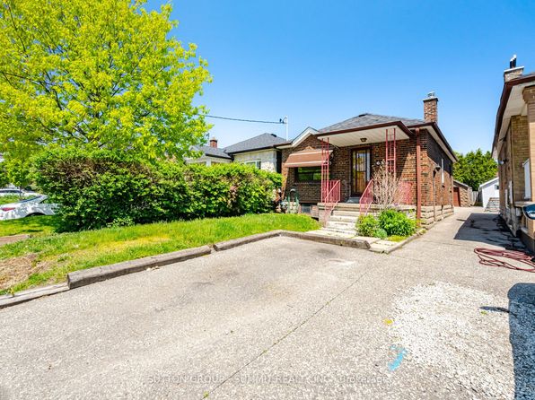63 Chamberlain Ave, Toronto, ON M6E 4J9